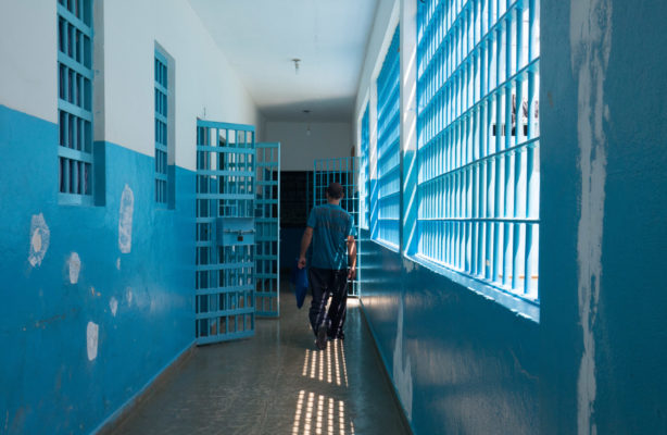 thumbnail de “Eu nem penso em fugir”: Dentro das prisões brasileiras sem guardas