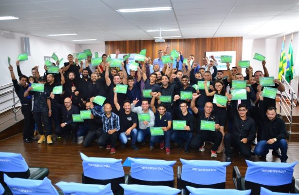 thumbnail de Projeto certifica mais de 60 alunos em curso de eletricista de redes