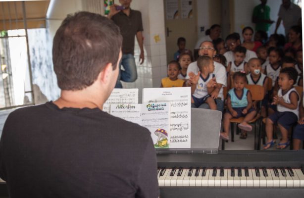 thumbnail de Pianista Marcelo Cesena se apresenta para crianças da Creche Luigi Giussani