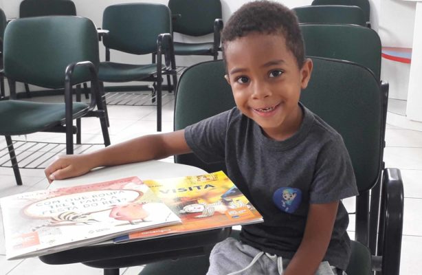 thumbnail de Crianças de projetos da Bahia recebem doação de livros infantis