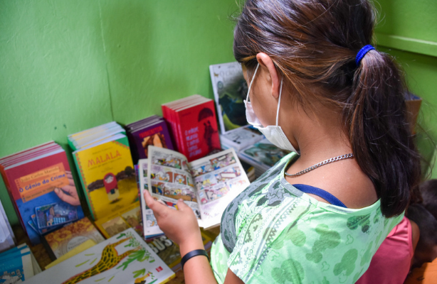 thumbnail de Jovens, refugiados e leitores: bibliotecas do “Mi Casa, Tu Casa” são implementadas em abrigos de Boa Vista