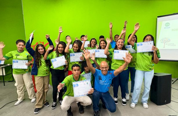 thumbnail de Jovens recebem certificados após concluírem curso de Robótica Educacional em Betim (MG)