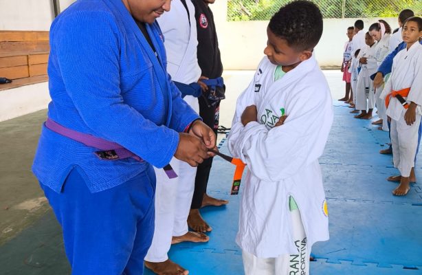 thumbnail de Graduação de Faixa marca encerramento das atividades do Ciranda Esportiva na modalidade do jiu-jitsu em Catu (BA)