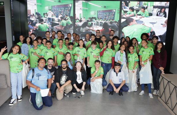 thumbnail de Jovens do Programa Árvore da Vida visitam o setor de Design Gráfico da Stellantis, em Betim (MG)