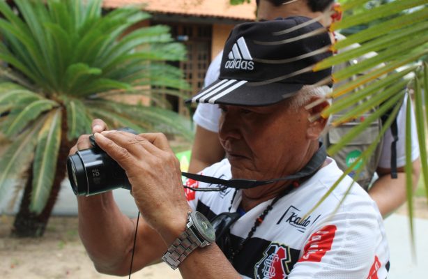thumbnail de A Rádio La Voz de los Refugiados promove oficinas de fotografia que revelam novos olhares nos abrigos.