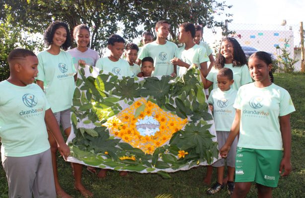 thumbnail de Crianças e adolescentes do programa Ciranda Viva confeccionam bandeira do Brasil em atividade inspirada na Copa do Mundo