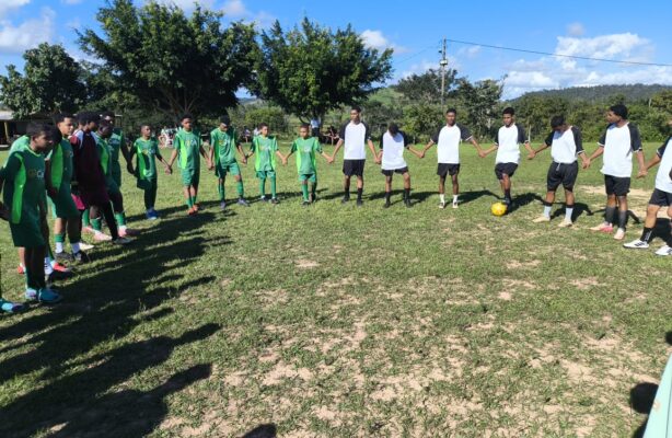 thumbnail de Jovens de Baixa de Cinzas e Cassarongongo se reúnem em amistoso de futebol promovido pelo projeto Ciranda Esportiva