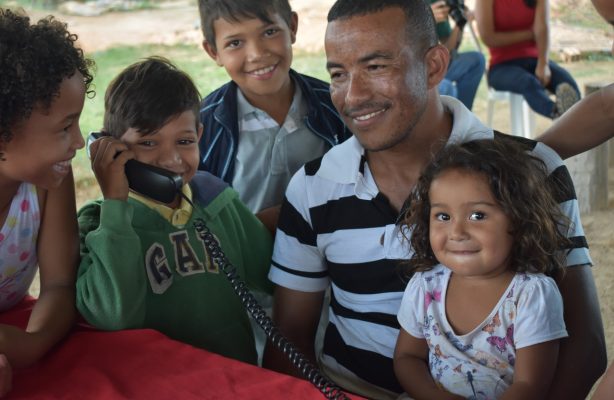 thumbnail de Refugiados realizam ligações telefônicas nos abrigos em Roraima