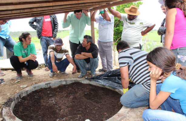 thumbnail de Manutenção dos sistemas de bioágua é tema das oficinas com os agricultores familiares