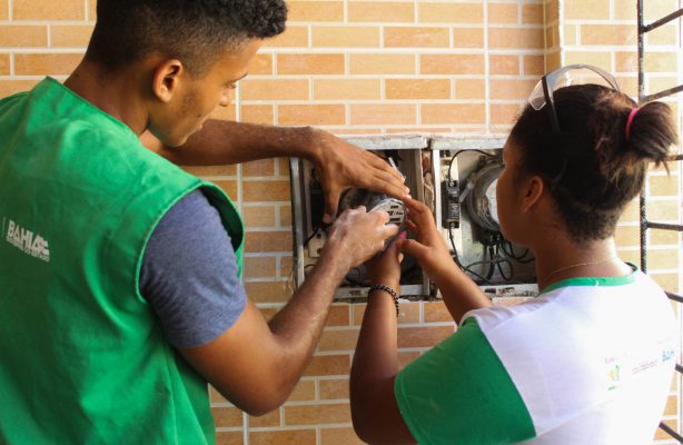 thumbnail de Jovens realizam Intervenção Elétrica no Subúrbio de Salvador