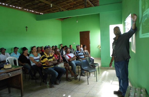 thumbnail de Agricultores participam de palestras sobre agroecologia