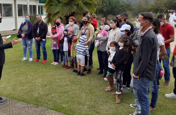 thumbnail de Grupo de migrantes e refugiados venezuelanos chegam para trabalhar em indústria de alimentos no Oeste catarinense