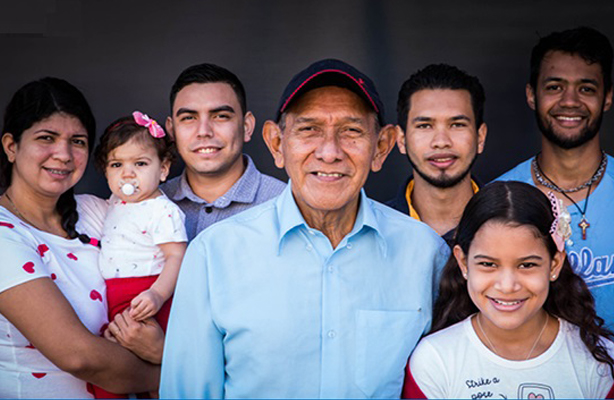 De Roraima para o Distrito Federal: Alfonzo (centro) foi interiorizado para Brasília, como acompanhante do filho e do sobrinho, quando os dois foram aprovados para trabalhar em um restaurante. Em menos de um ano, ele também passou a trabalhar na empresa e já conseguiu receber parte da família, que estava na Venezuela (Foto: Antonello Veneri/AVSI Brasil)