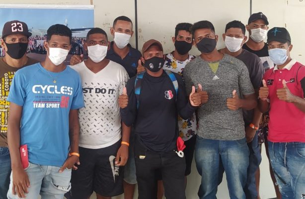 thumbnail de Grupo de refugiados venezuelanos chega ao Rio de Janeiro para trabalhar em loja de departamento