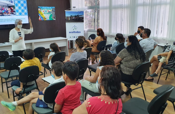 thumbnail de Alunos do Colégio Maria Imaculada visitam centro de acolhida Casa Bom Samaritano, em Brasília