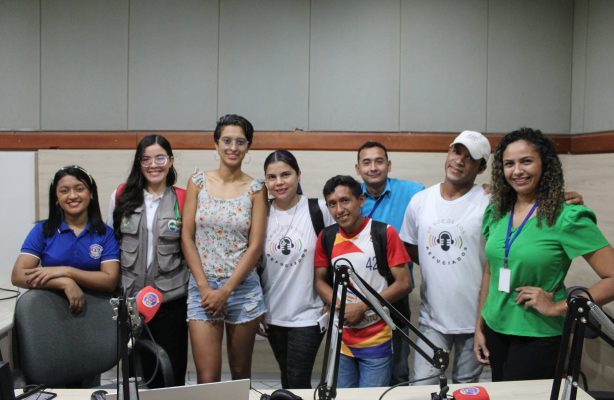 thumbnail de Voluntários de rádio comunitária do abrigo Rondon 1 visitam rádio profissional em Boa Vista