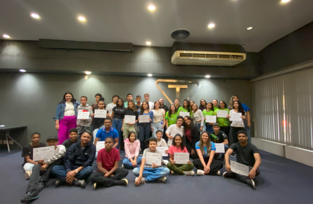 thumbnail de Jovens e adolescentes concluem curso de Introdução à Informática em Betim (MG)