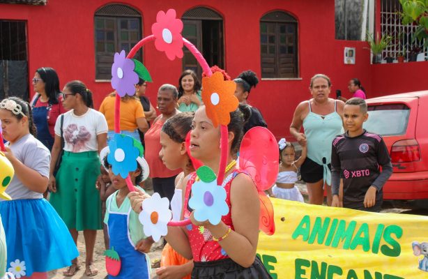 thumbnail de Desfile da primavera do projeto Ciranda Viva encanta as ruas de Catu (BA)
