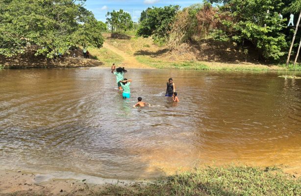 thumbnail de Entre esporte, natureza e convivência, atividade leva crianças e adolescentes ao rio Pojuca (BA)